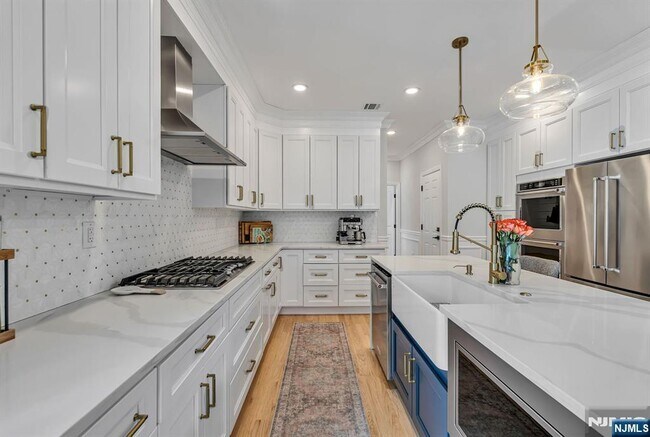 Building Photo - 765 6th Ave