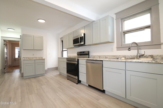 Building Photo - 442 Plymouth Ave