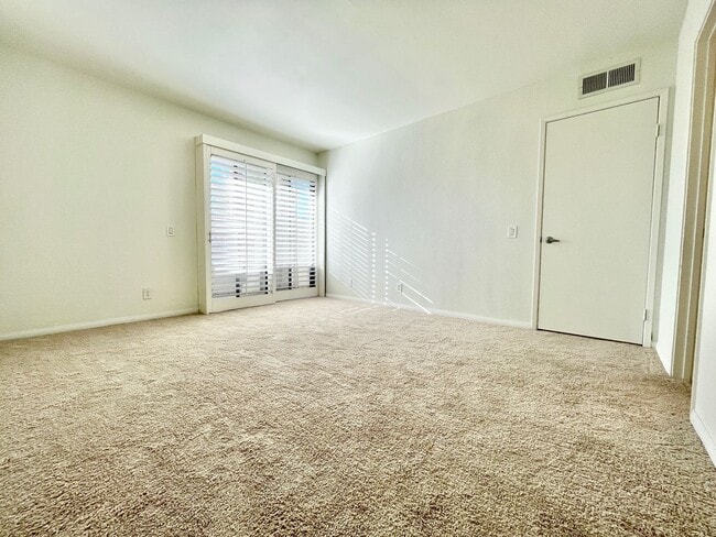 Building Photo - AVAILABLE NOW! BEAUTIFUL 3 Bed 2 Bath COND...