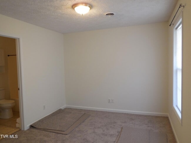 Building Photo - 15 Lake Village Ct