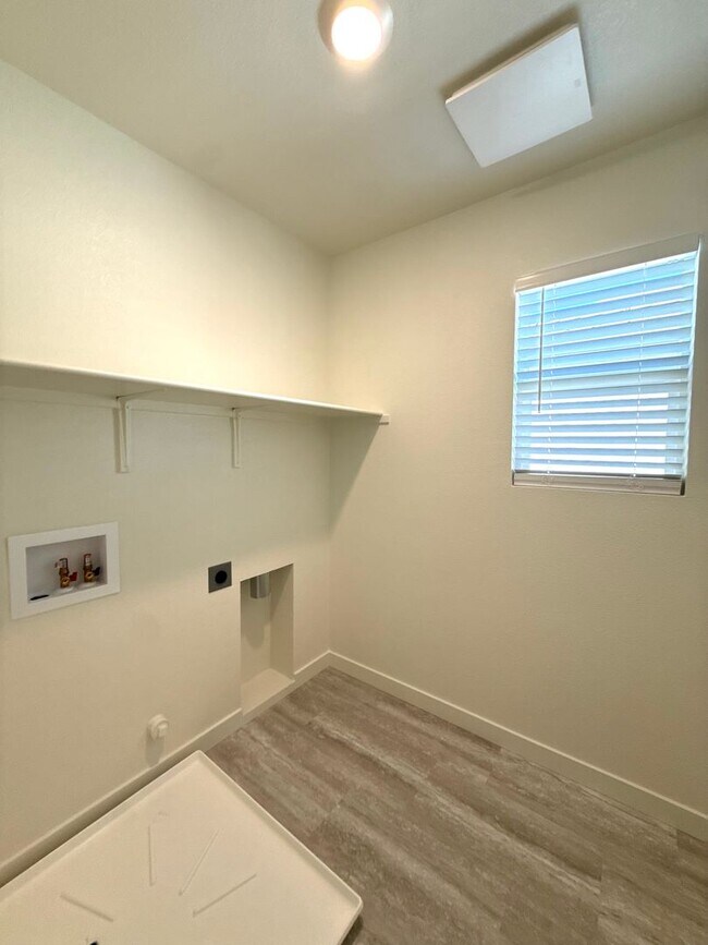 Building Photo - 2024 Shady Tree Cir