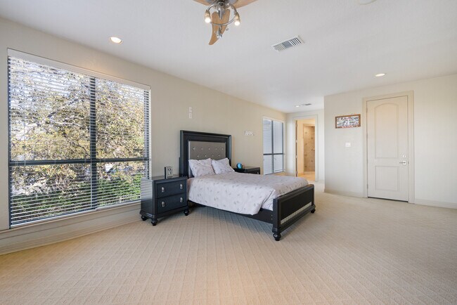 Building Photo - 3 Birnam Oaks