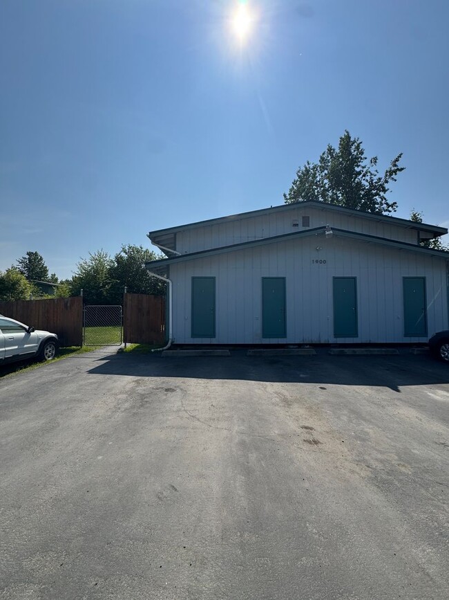 Primary Photo - 2 bed/ 1 bath in well maintained 4plex