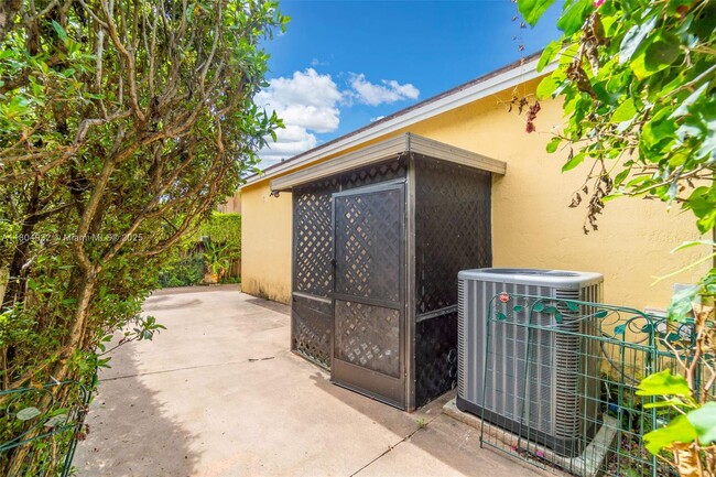 Building Photo - 14761 SW 156th Ave