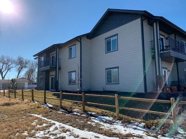 Building Photo - Fantastic Condo on Windsor Lake