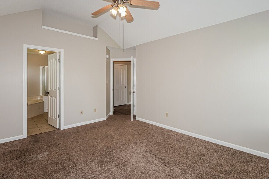 Building Photo - 7470 Jennifer Dr