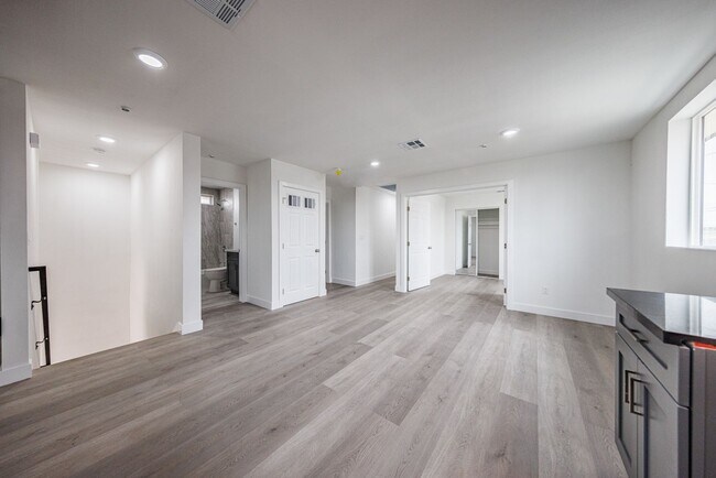Building Photo - 1617 W 55th St