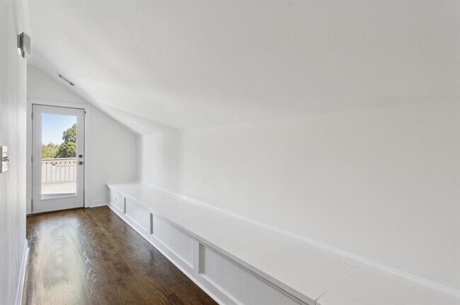 Building Photo - 546 Highland Ave NE