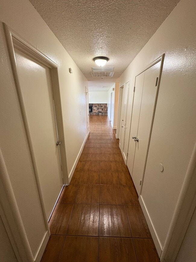 Building Photo - Spacious SE Tulare Home Near Shopping Centers Rent Ready!