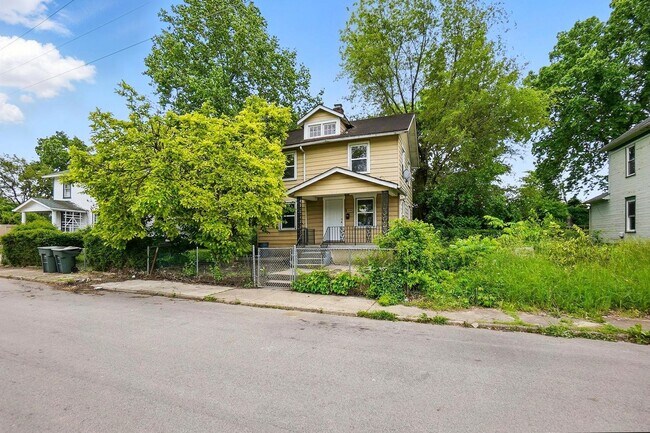 Primary Photo - Two Bedroom in Dayton!