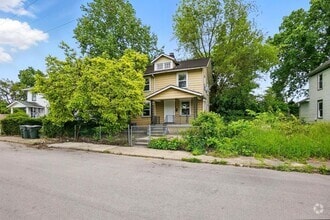 Building Photo - Two Bedroom in Dayton!