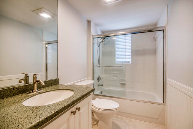 Building Photo - 240 Poinciana Dr