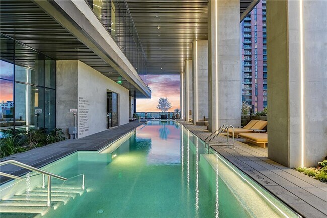 Building Photo - 610 Davis St