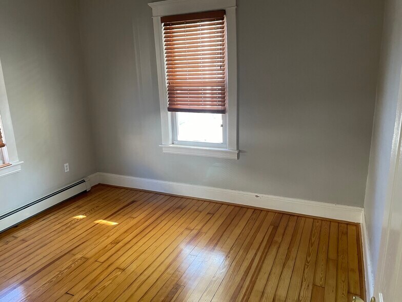 Building Photo - 5 8th Ave