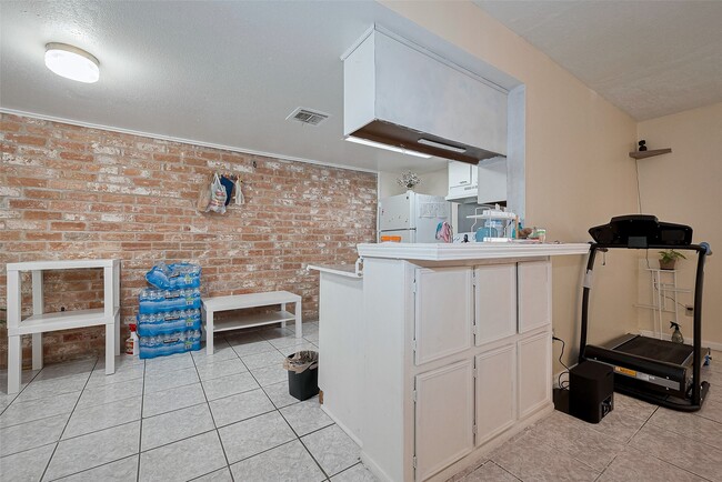 Building Photo - 12223 Sharpview Dr