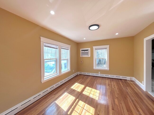 Building Photo - 11 Earle St