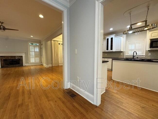 Building Photo - 871 Lenox Ct NE