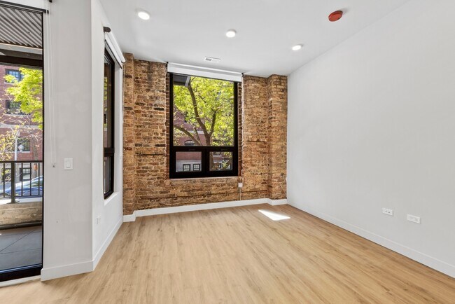 Building Photo - Premiere West Loop 1 Bed/ 1 Bath! Condo Quality Interiors! 4/1 Availability Date!