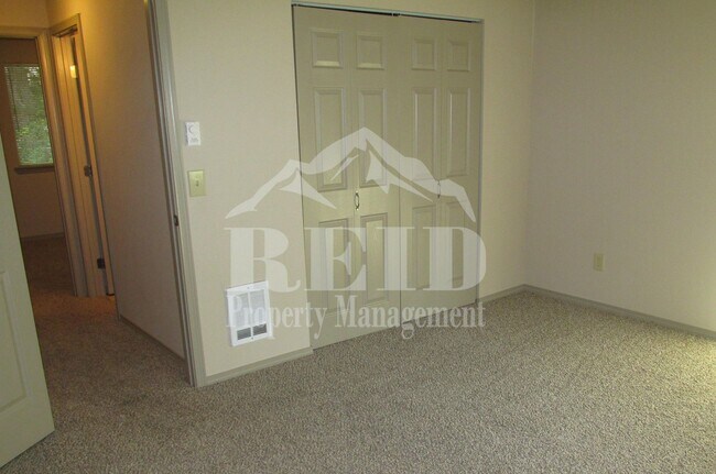 Building Photo - DUPLEX - 2 BED 1 BATH WITH 1 CAR GARAGE IN CENTRAL PORT ORCHARD!