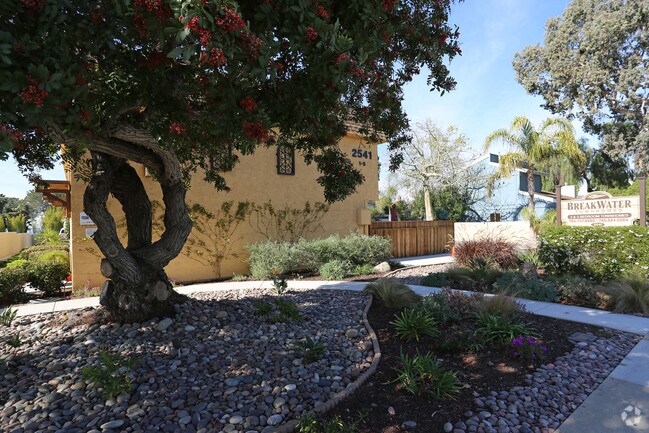 Building Photo - Breakwater Townhomes