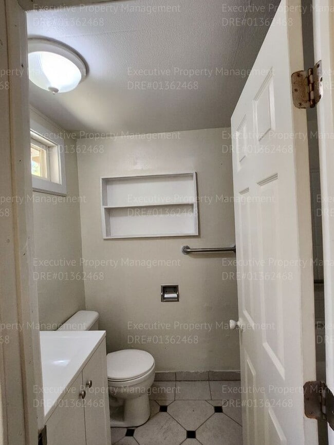 Building Photo - 3 bedroom/ 2 bathroom home