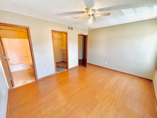 Building Photo - Rare Detached 4bed Townhome in Prime Shako...
