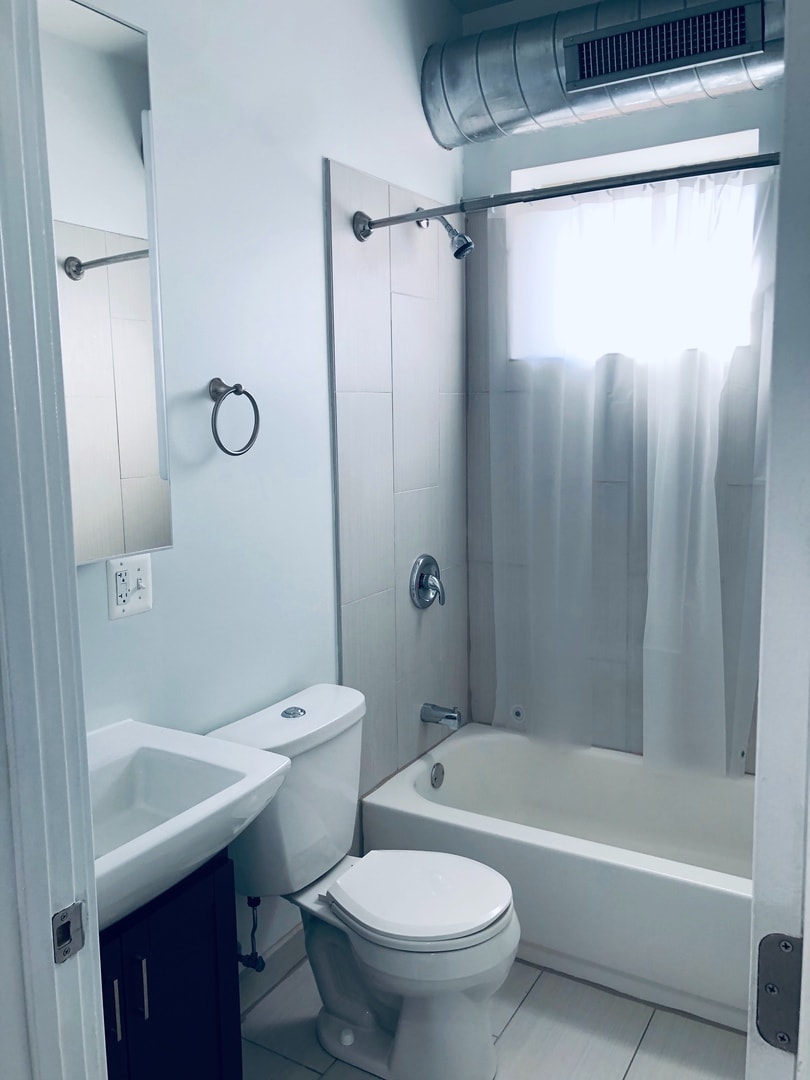 Building Photo - 623 E Groveland Park