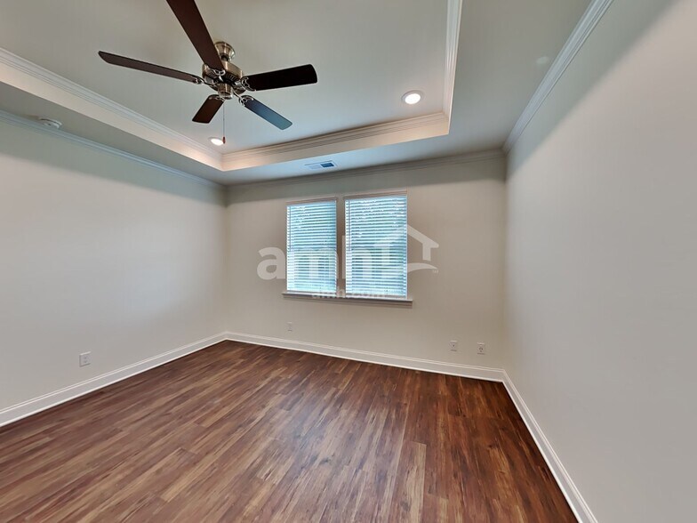 Building Photo - 235 Willow Ln