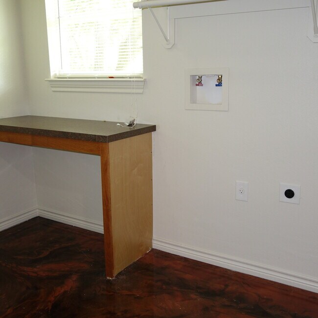 Building Photo - TAHITIAN VILLAGE ENTERTAINING READY -  3 BEDROOM / 2 BATH HOME