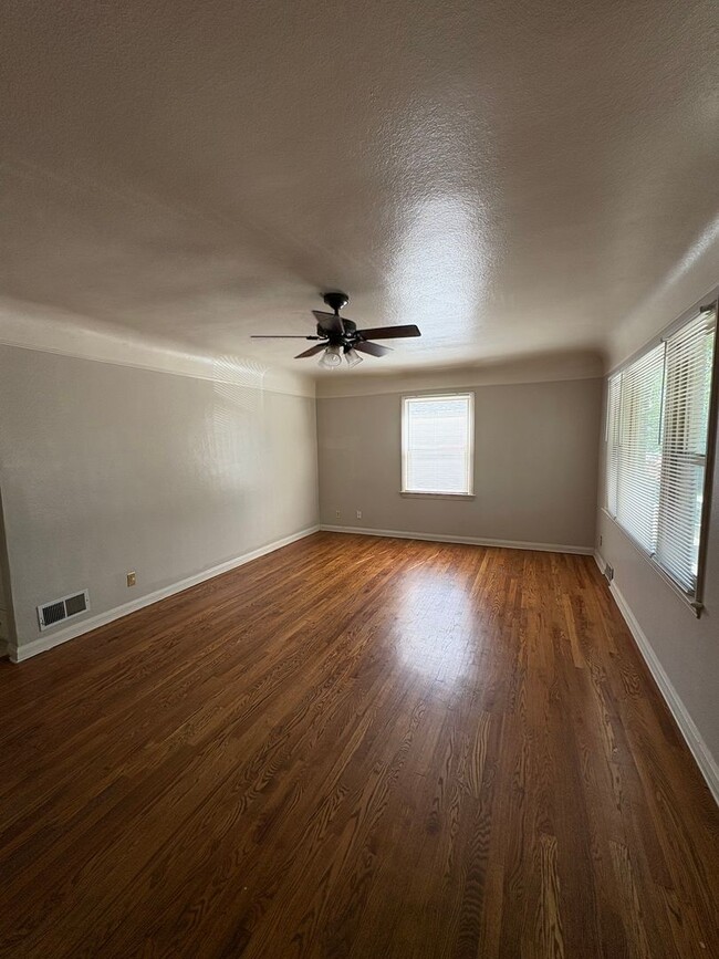 Building Photo - 3 Bed 2 Bath Cottage in Greeley
