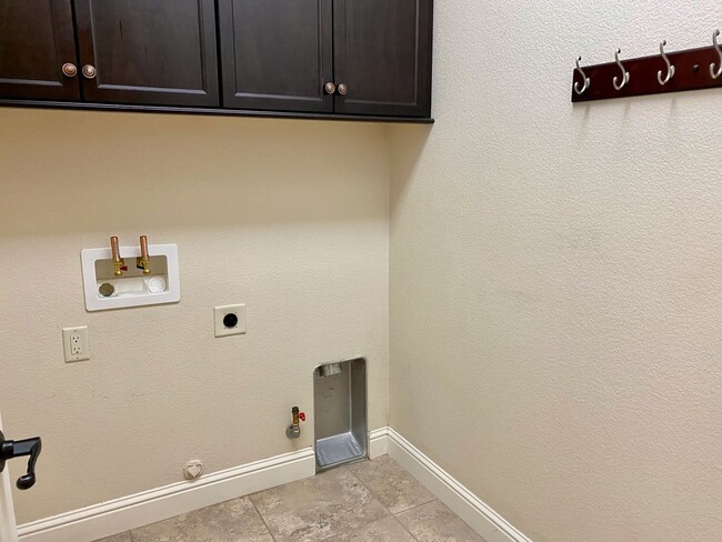 Building Photo - $2,990 Copper River, Beautiful 4 Bedroom -  E. Via Estrella Dr, Fresno / Gated Community