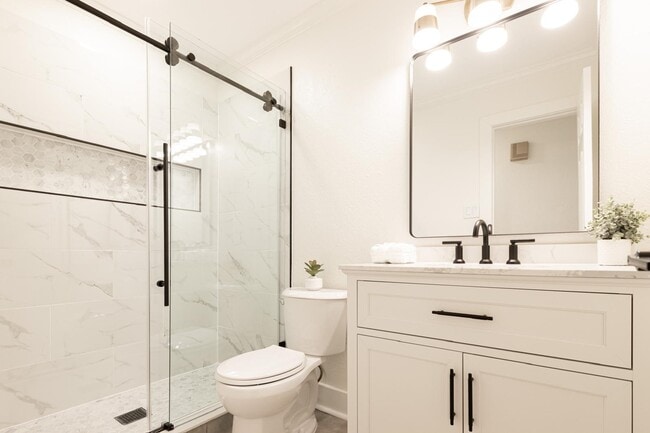 Building Photo - 1102 Ashdale Dr