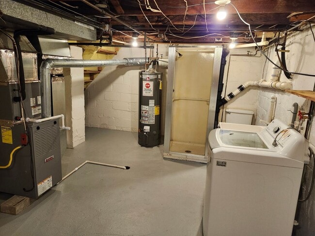 Building Photo - Recently renovated 3-bedroom, 1.5 bath twi...