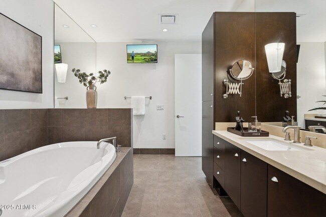 Building Photo - 15215 N Kierland Blvd