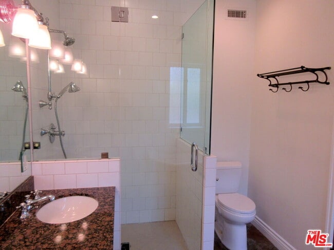 Building Photo - 7012 Birdview Ave