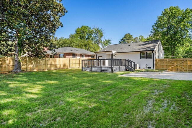 Building Photo - Charming, thoughtfully renovated 2 bed/1 bath in Northgate Park!