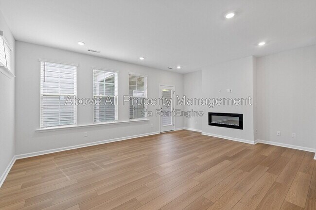 Building Photo - 204 White Oak Gdn Wy