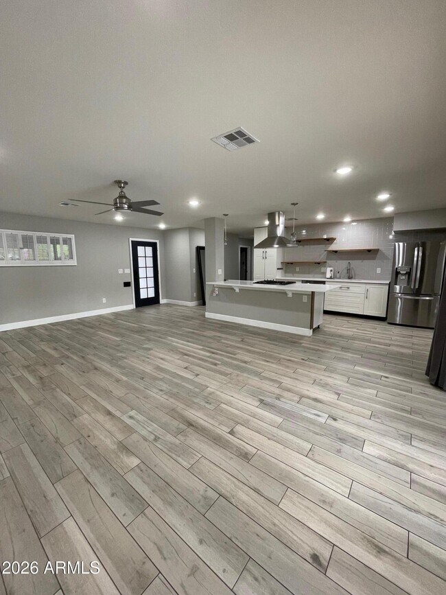 Building Photo - 429 W Flower St