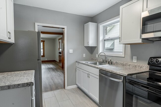 Building Photo - 2215 SW Hazelton Ct