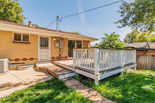 Building Photo - Exceptional 4-Bed, 2-Bath Home in Englewoo...