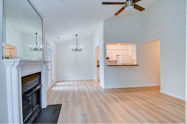 Building Photo - 2393 London Pointe Dr