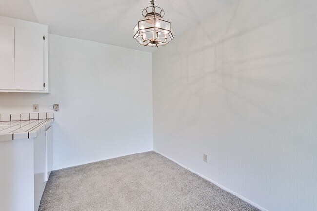 Building Photo - Top Floor Unit - Balcony - Elevator Access - Community Pool & Tennis Court