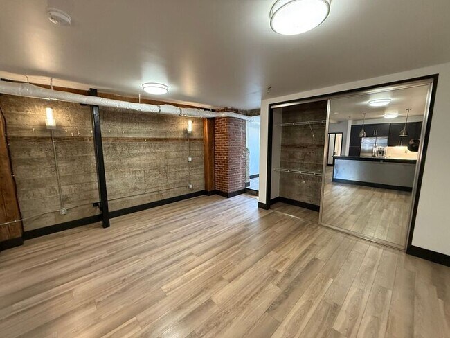 Building Photo - 160 Liberty St NE