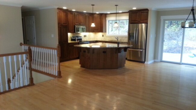 Building Photo - FANTASTIC FAMILY HOME! GREAT LOCATION!