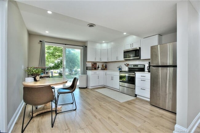 Building Photo - 42 Barberry Rd