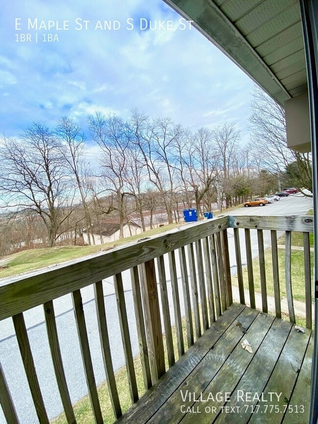 Building Photo - 451 E Maple St