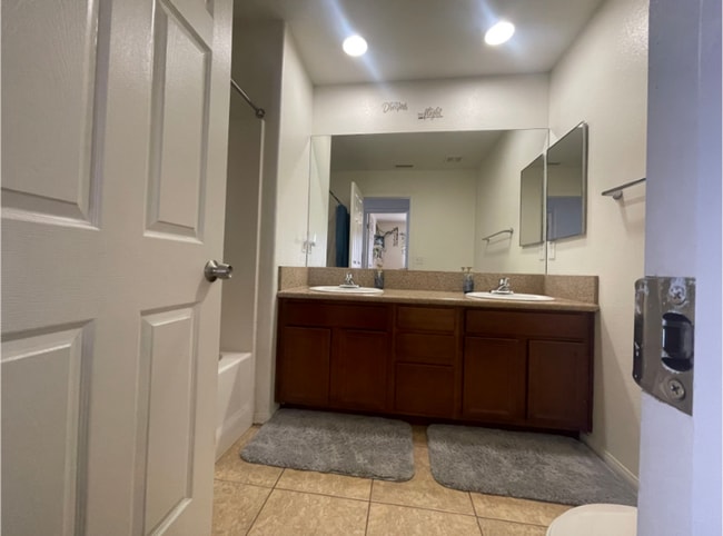 Building Photo - Large 4 Bedroom 2 bath Home in Chocolate Drop Neighborhood