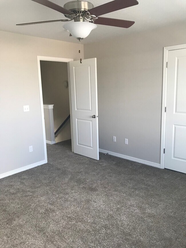 Building Photo - Newer Provo Townhome!