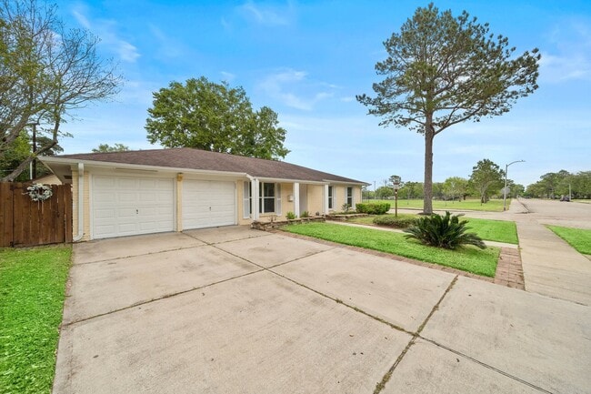 Building Photo - 5802 Effingham Dr