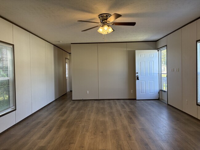 Building Photo - 414 Chloe Cir